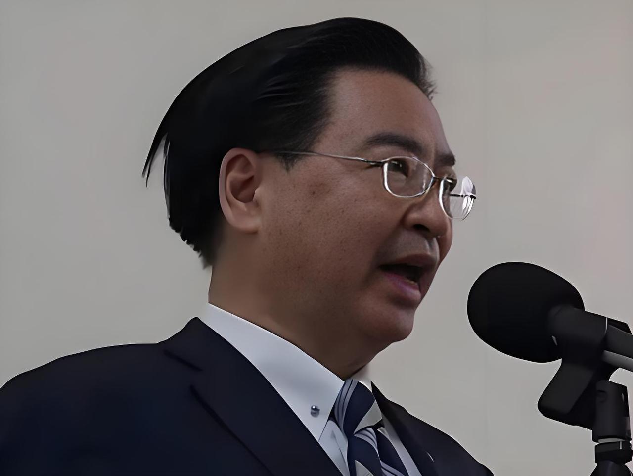 吴钊燮把中国的南海叫“西菲律宾海”，这条老狗又出来咬自家祖宗了。在台北安全对