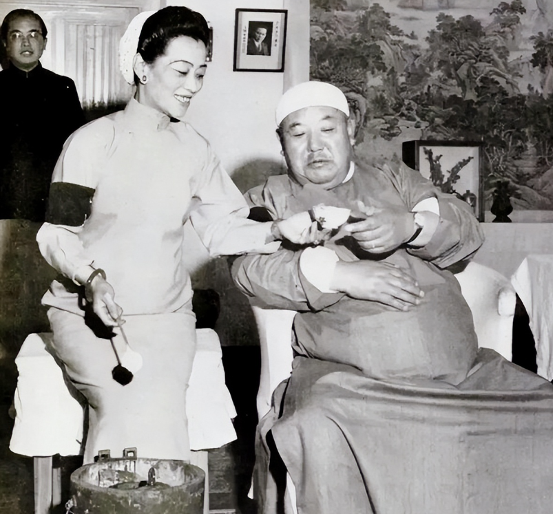 1956年，美国洛杉矶。这是曾经叱咤风云的西北军阀“宁夏王”马鸿逵。照片上他正从