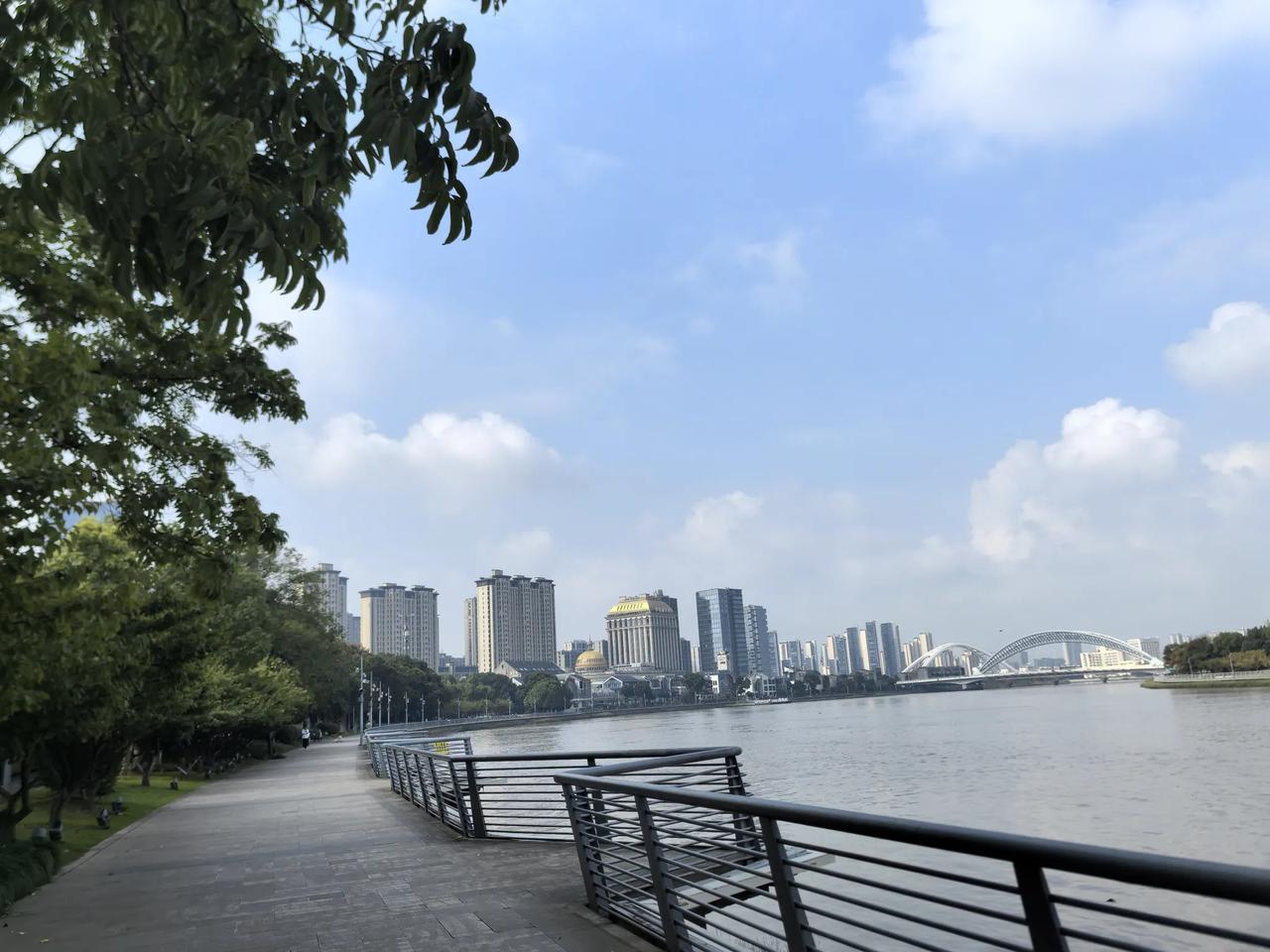 晨起准备去江边跑步，感觉有点凉嗖嗖的，犹豫了一下就穿了一件长袖跑步T。等走到江边