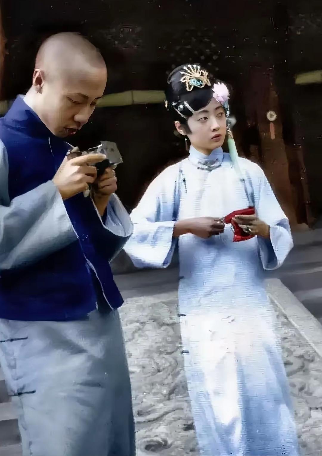 1946年，婉容的身上发出一股股恶臭，让人难以靠近，41岁的她已经生活