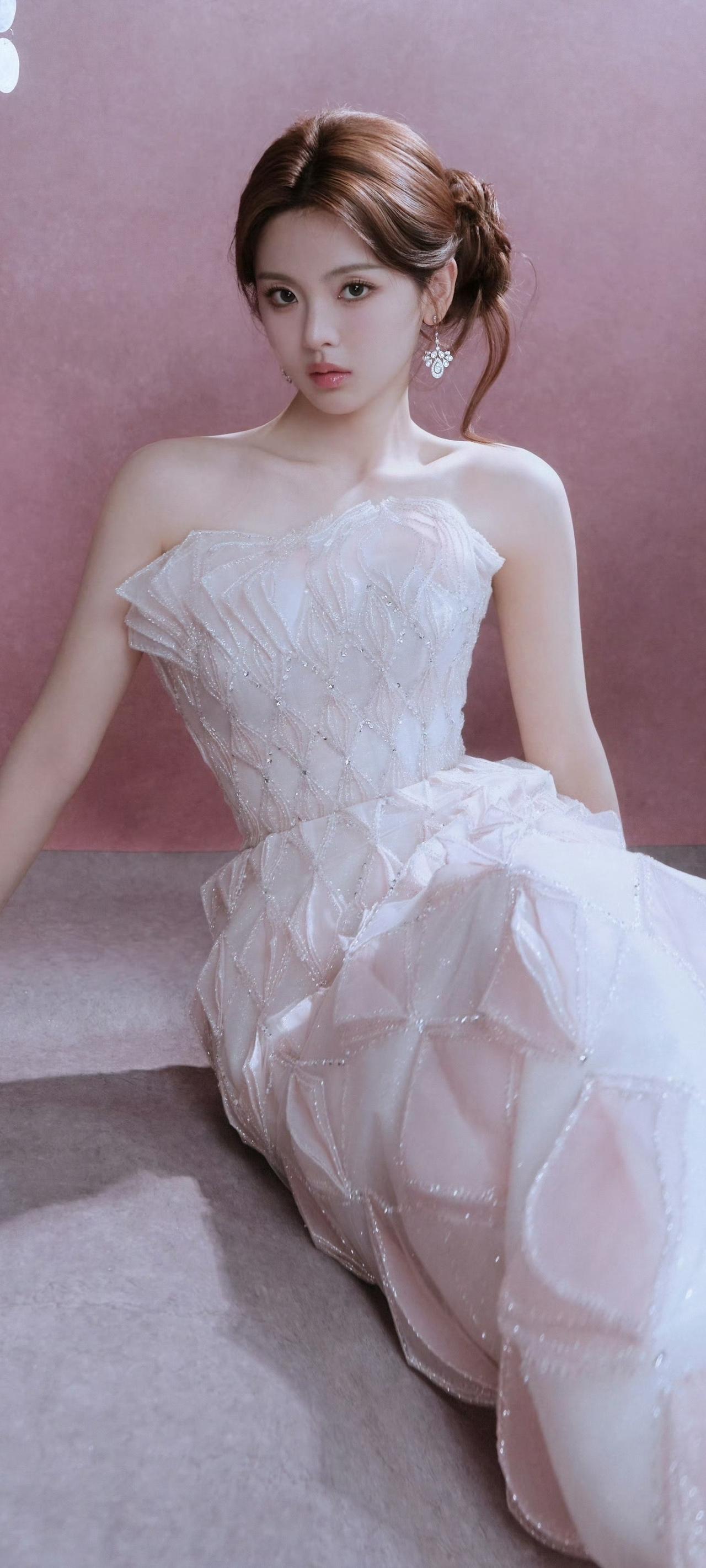 杨超越，梦幻粉裙少女，优雅气质满满！杨超越明星穿搭气质女明星清纯美女＃