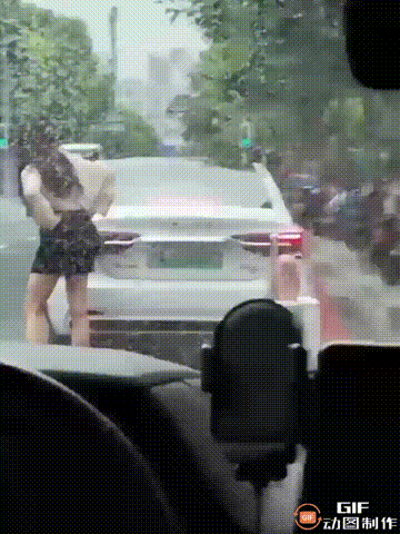 一名女子打了一辆网约车，司机很快到达她的指定地点，停下来等待女子上车，谁料女子双