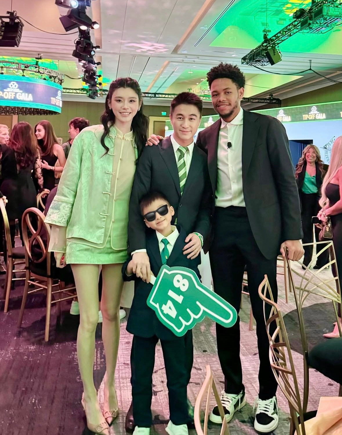 何猷君现在是凯尔特人小老板之一，有钱真好。nba​​​