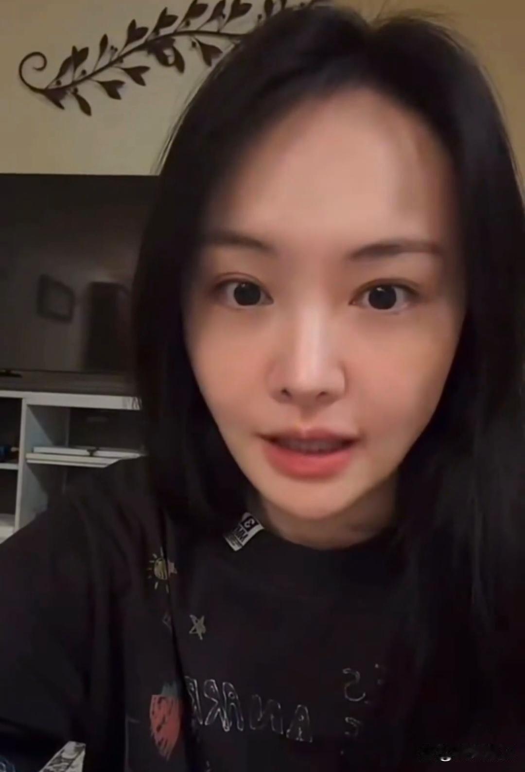 35岁郑爽在美国和粉丝一起庆祝生日。她的状态看起来挺好的，脸变圆润了不少，整个人