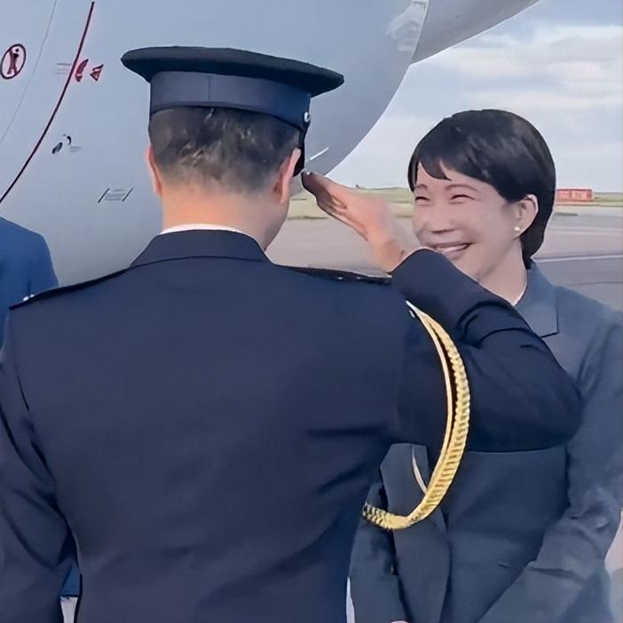 日本首相高市早苗抵达英国，现场欢迎仪式超简单！6月13日，日本首相高市早苗启
