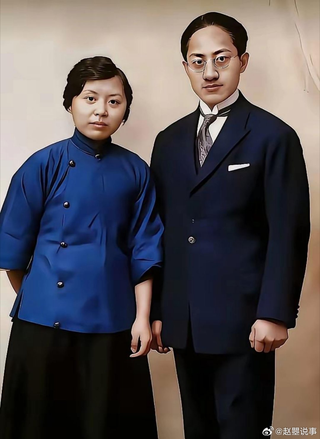 这是徐志摩和张幼仪结婚时的一张照片徐志摩说张幼仪长的丑，其实张幼仪一点也不丑，就