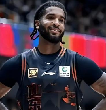 山东男篮外援克里斯将缺席一个月比赛。据媒体人夏晓司透露，山东男篮外援克里斯遭遇手