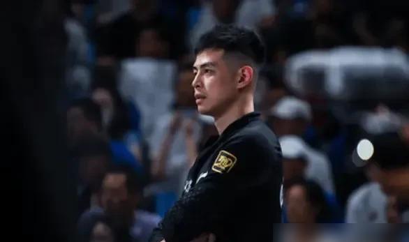 北京队球迷炸了！今夏方硕合同到期的消息传疯了！说他经济状态不好不适合留CBA，打