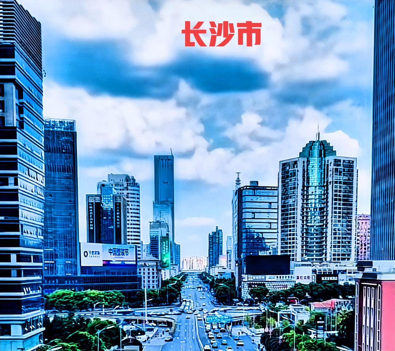 走近长沙市区的街头，其实跟其它城市也没什么两样，繁华的高楼都是一栋接一栋的，很有