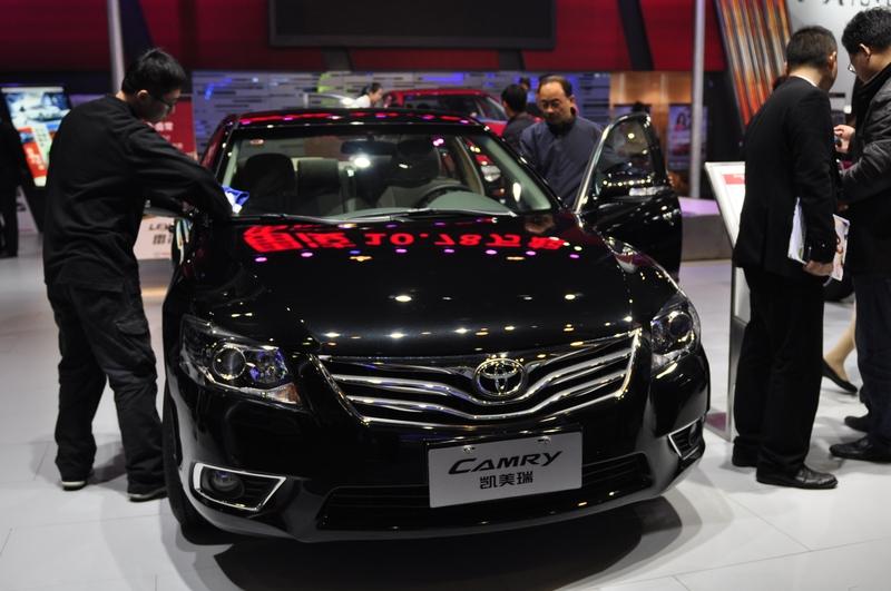 最近网上疯传凯美瑞双擎售价11.98万，这消息一出可吸引了不少关注。不过记者向多