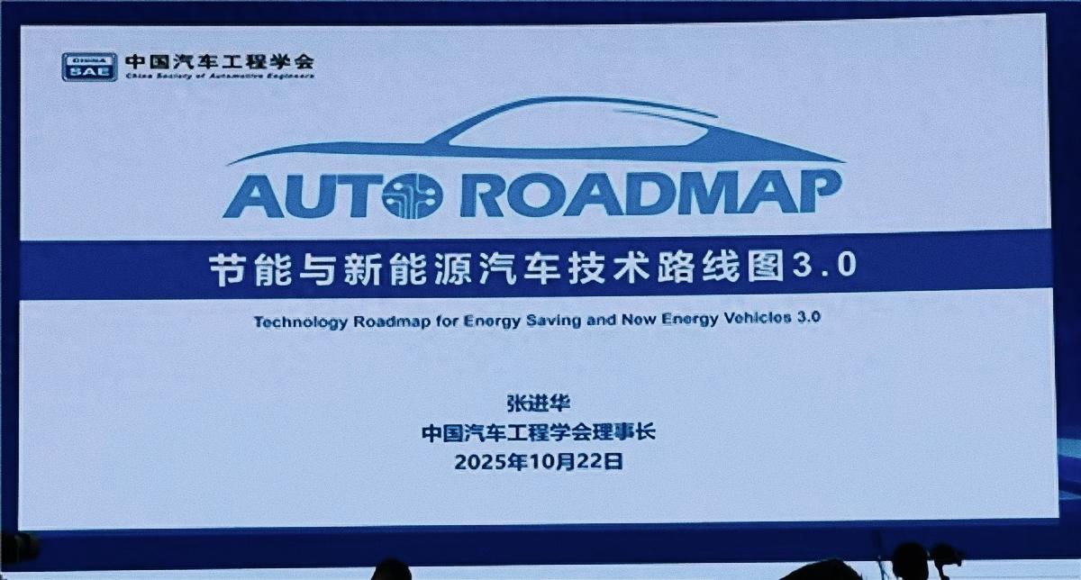 智驾普及为何还要等十几年？问界在早晚高峰的车流里，活像老司机：跟车时不贴不