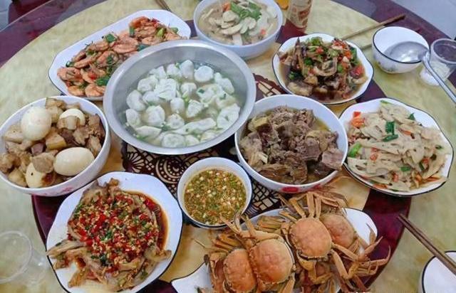 我很讨厌家婆做饭，不是她炒的菜不好吃，相反她炒的菜色香味俱全，每次她炒菜，我们家