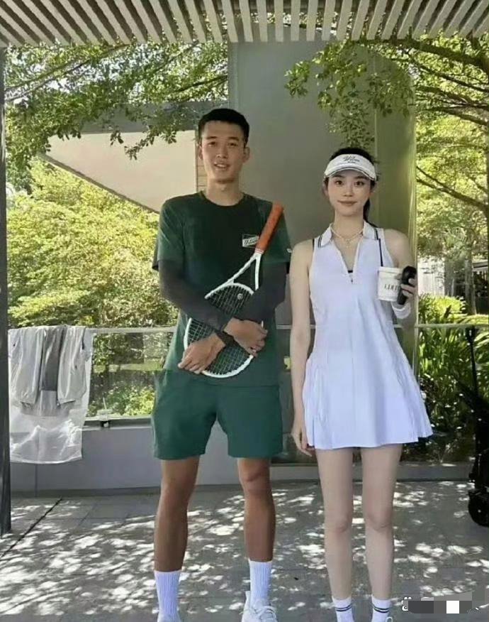 终于有个男人合照比奚梦瑶高了啊！至少1米9吧​​​