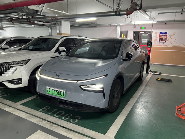 小鹏G7泊车辅助，系统聊聊～我的车位是在死胡同末端，车位不大，邻居的车都停回来