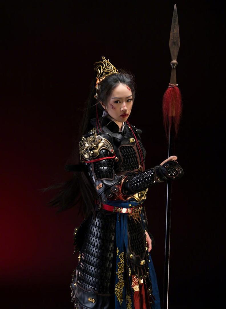 9月21日，吴尊晒出15岁女儿NeiNei（吴欣怡）穿中式婚服的照片，引发全网热议，这组大片实则是父