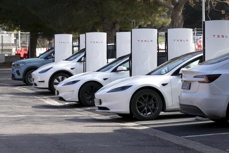 全球销量前五电车：1.特斯拉ModelY2.特斯拉Model33.五菱