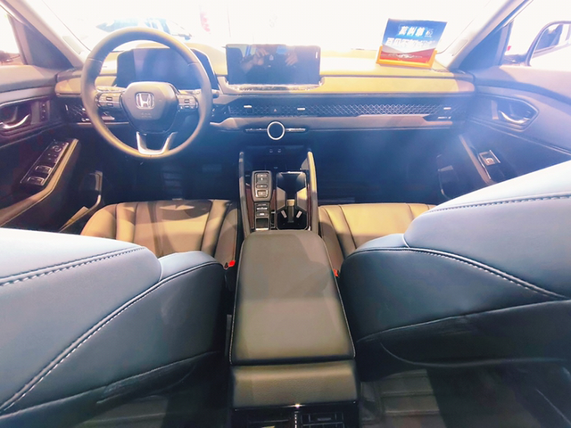 决赛圈三选其一雅阁帕萨特蒙迪欧选一个各位彭于晏帮我选选。雅阁外观不丑，内饰偏