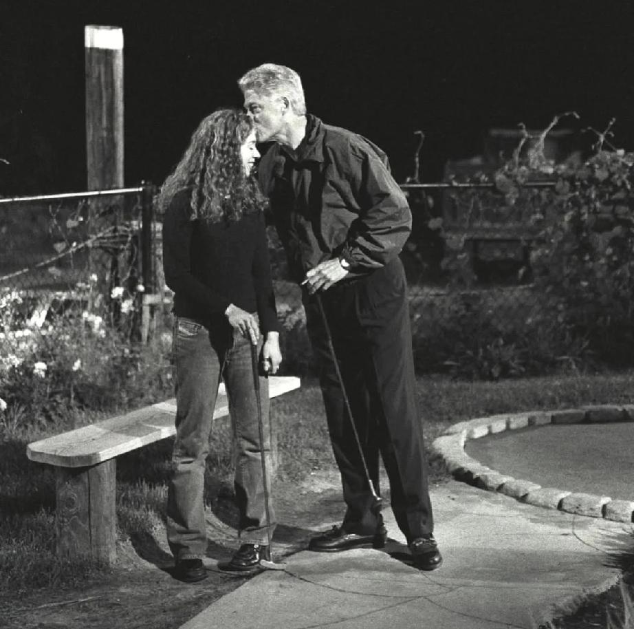 宠女狂魔克林顿，不透风的小棉袄切尔西。切尔西是老爸休息时的小抱枕；她坐在克林