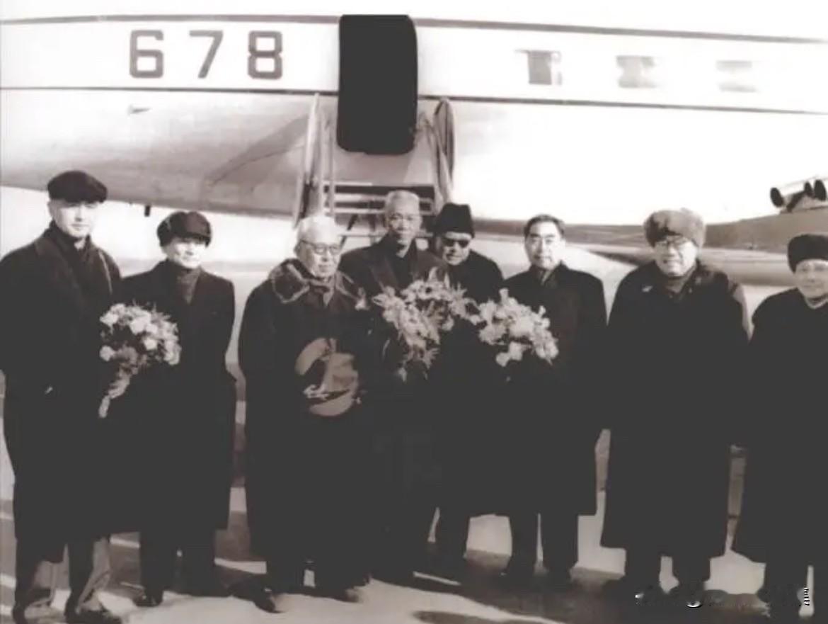 1961年1月12日，周恩来总理出访缅甸后乘专机回到北京，朱德、陈云等前往机场迎