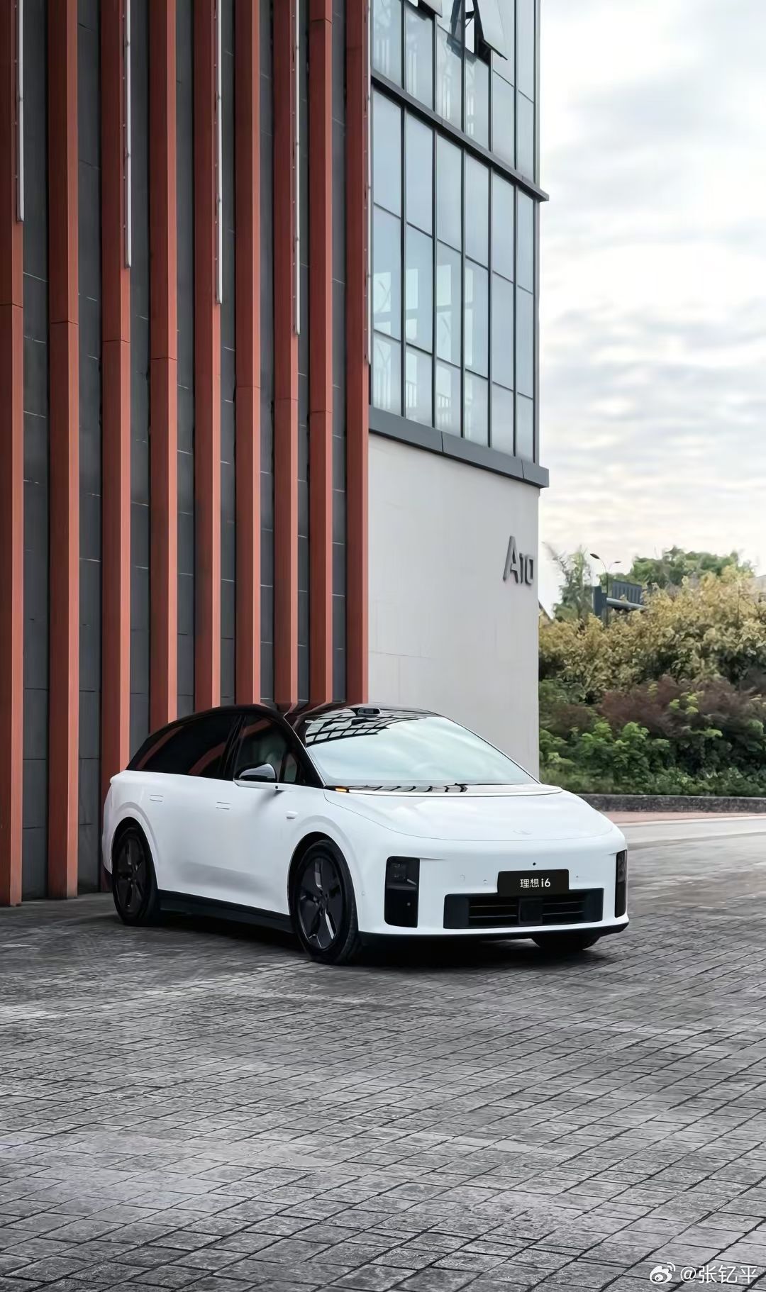 今天从业群讨论起理想i6了，顺便也聊了对外观的看法。理想的兄弟说，产品方面完全O