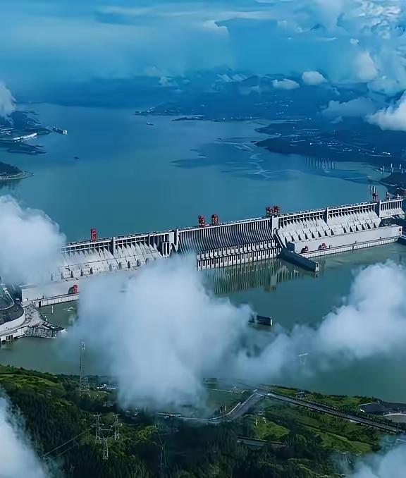 今天和一个朋友聊起，如果未来和日本有一战，必须好好防下三峡大坝。这座大坝对于我