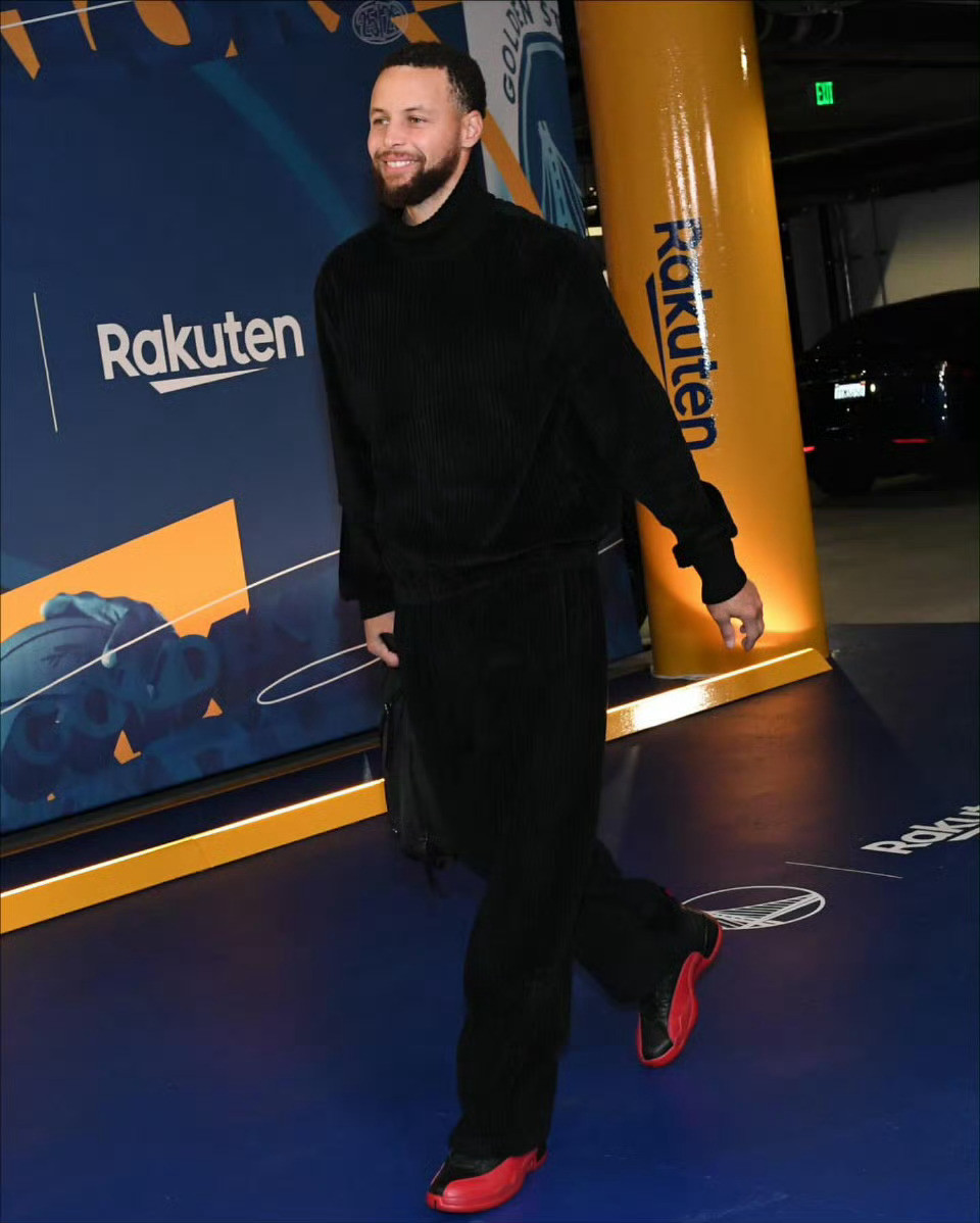 据消息人士透露，目前包括耐克、阿迪和彪马等品牌都向库里发出了邀约，但库里尚未“与