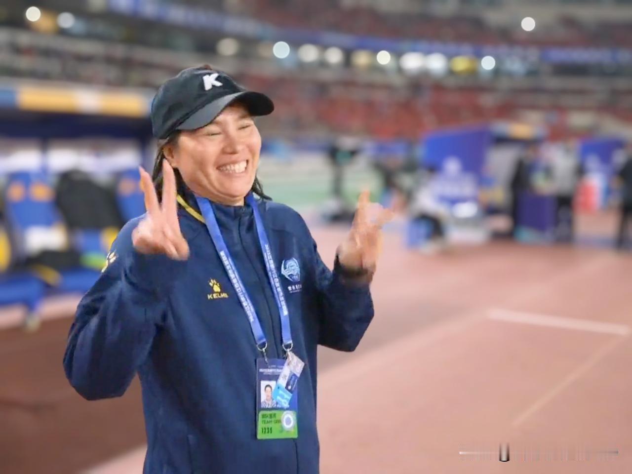 周高萍～中国男子足坛唯一女教练，带领泰州问鼎苏超!最佳教练给了南通～找平衡!