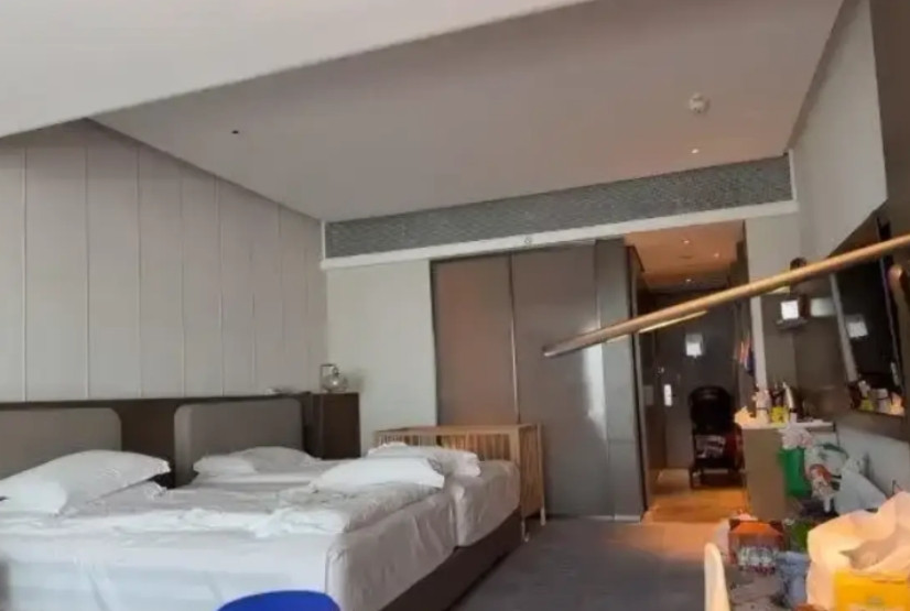 “有钱真任性！”上海一女子每天带着孩子住5星级酒店，早中晚餐不用自己做，一天光住