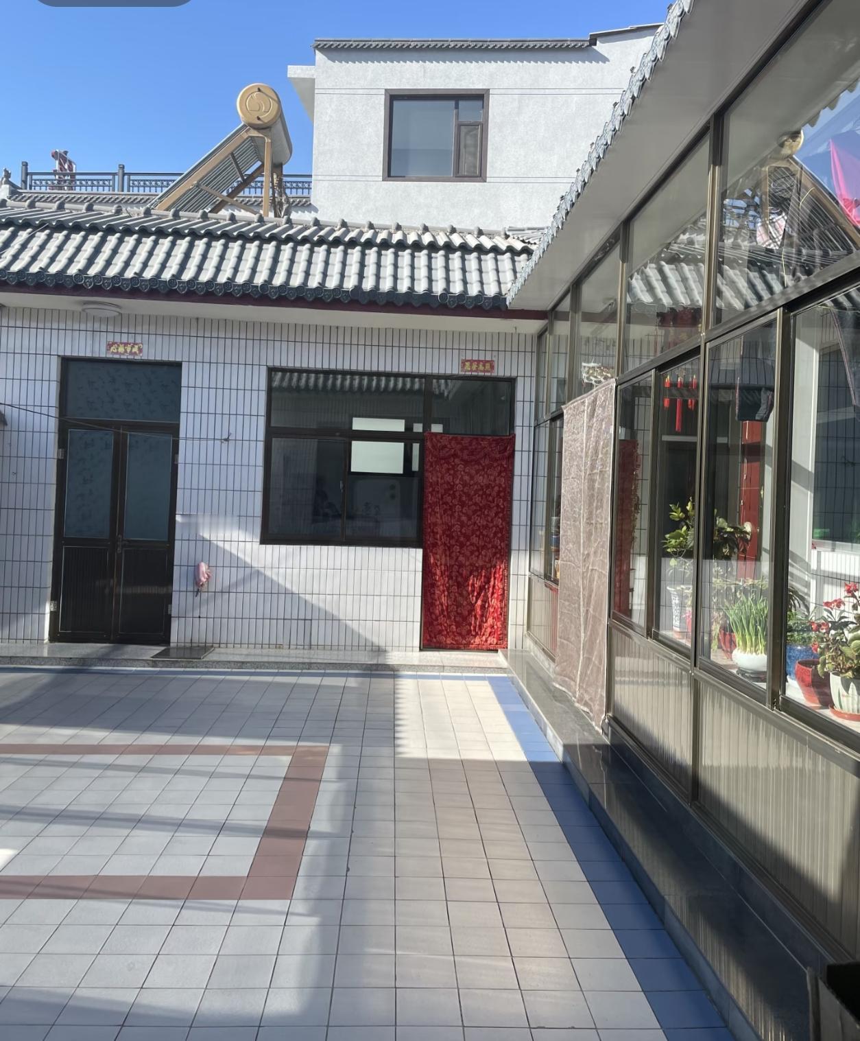 我们老家有一户人家，别人办红白喜事，从来不随礼也不帮忙，和全村人都不对付。​所以