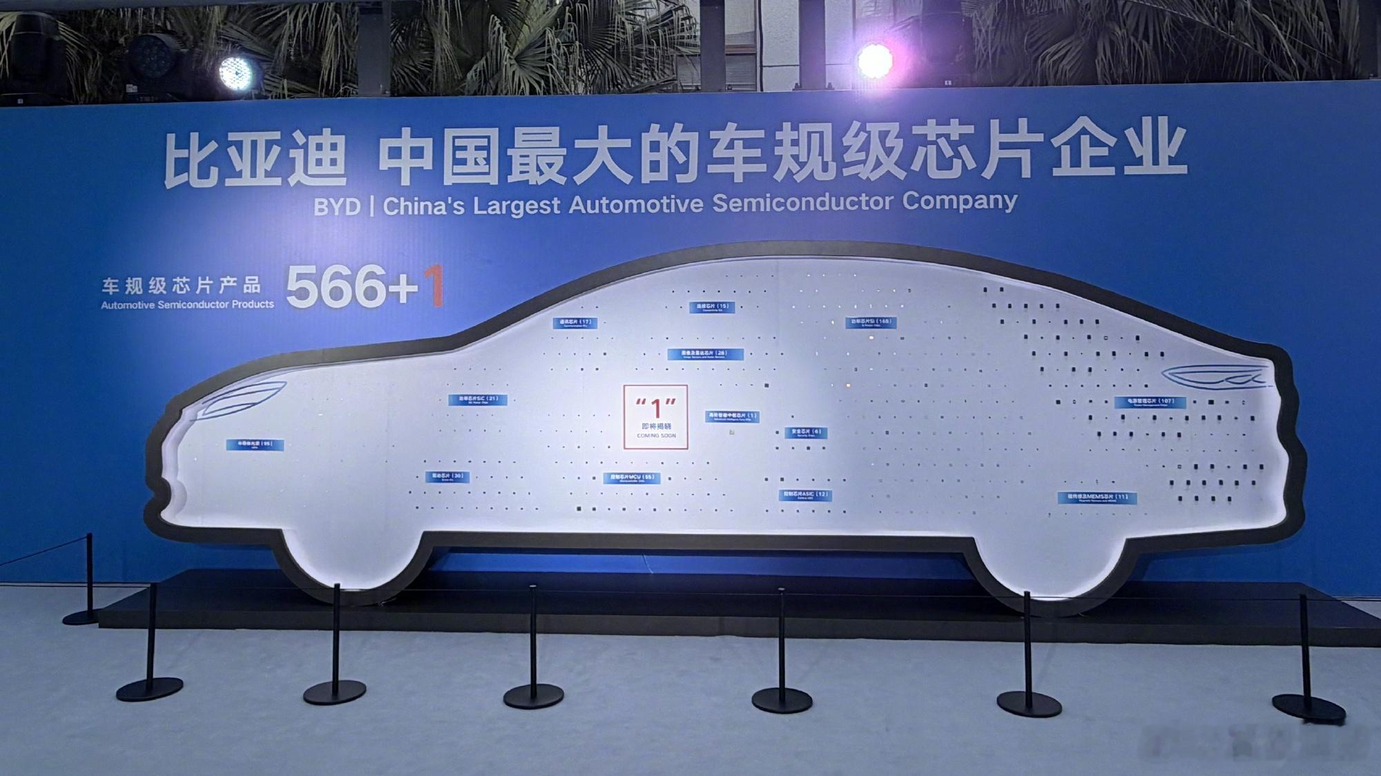 现在整个智驾赛道，车企都在疯狂卷算力、堆激光雷达、拼参数、开一场又一场技术发布会