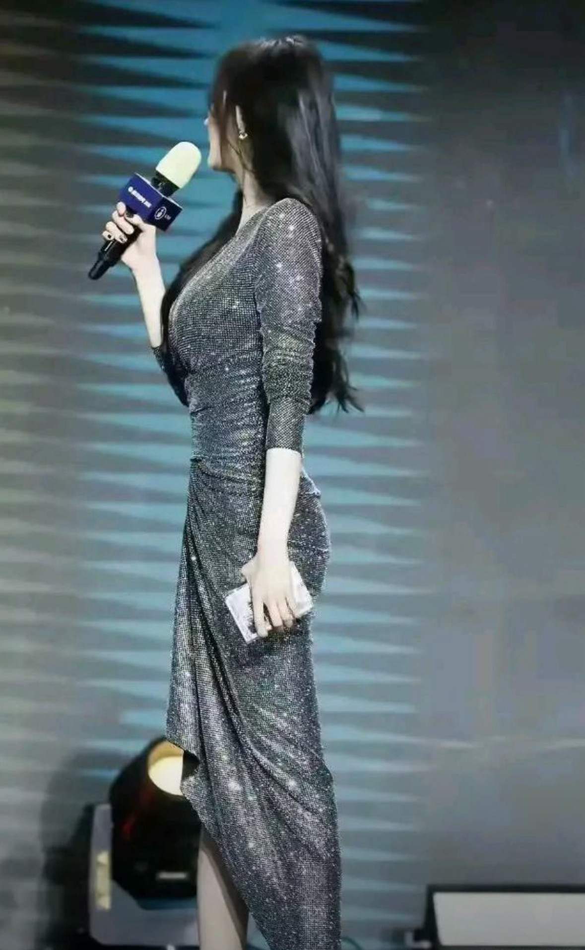 不用看正脸，百分之99的人都知道她是谁​​​