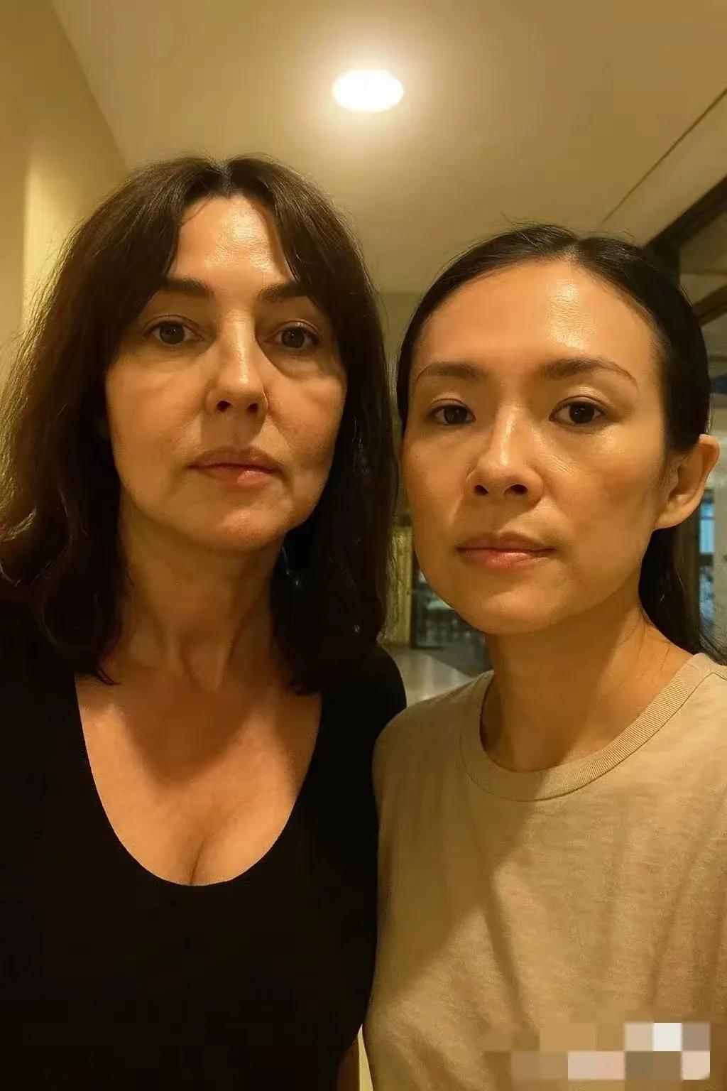 地球的球花莫妮卡和国际章素颜能看出来她俩谁的年龄大吗？莫妮卡·贝鲁齐