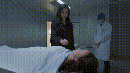 张婧仪野狗骨头这段没哭但好痛野狗骨头苗靖带着和母亲多年的隔阂来到遗体旁，脚步迟疑