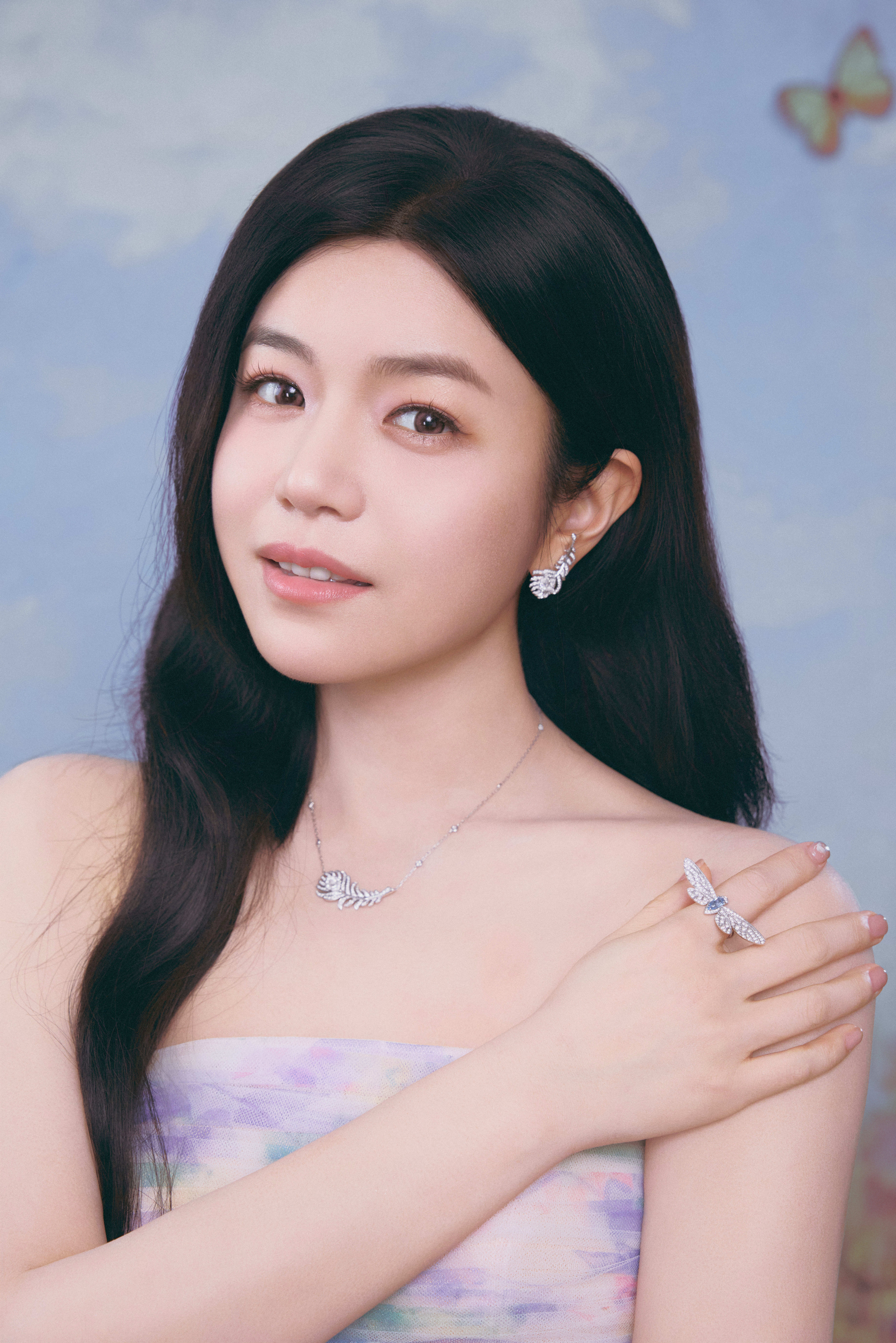 陈妍希紫粉晕染的纱裙揉着花海的温柔，层叠的蓬纱像揉碎了的春日云朵。陈妍希提周