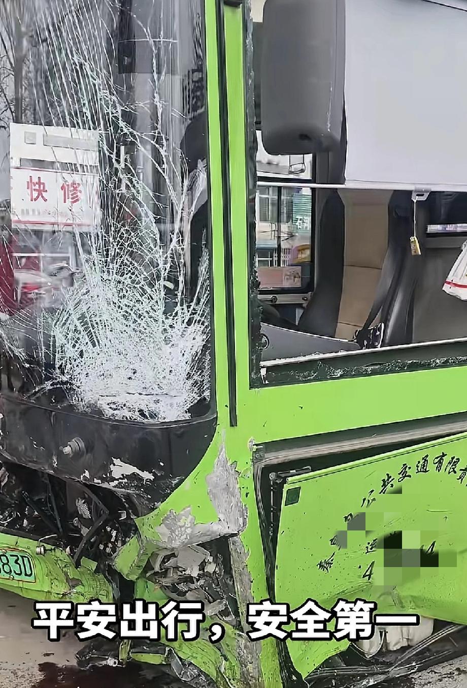 今天应该不会有人比坐这辆公交车更倒霉的人了！好好的在车里坐着，对面一辆失控的小汽