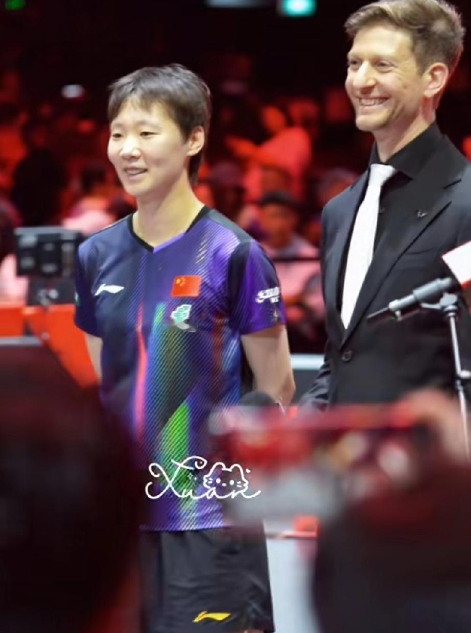 WTT新加坡大满贯，王曼昱首秀战胜曾尖接受现场采访，和ITTF英文解说亚当老友相