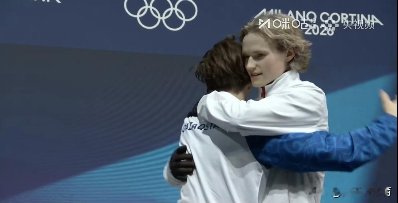 花样滑冰赛场哭声一片[哭哭]男单冠军沙罗多夫哭了，教练在场下哭成了泪人，获得第三