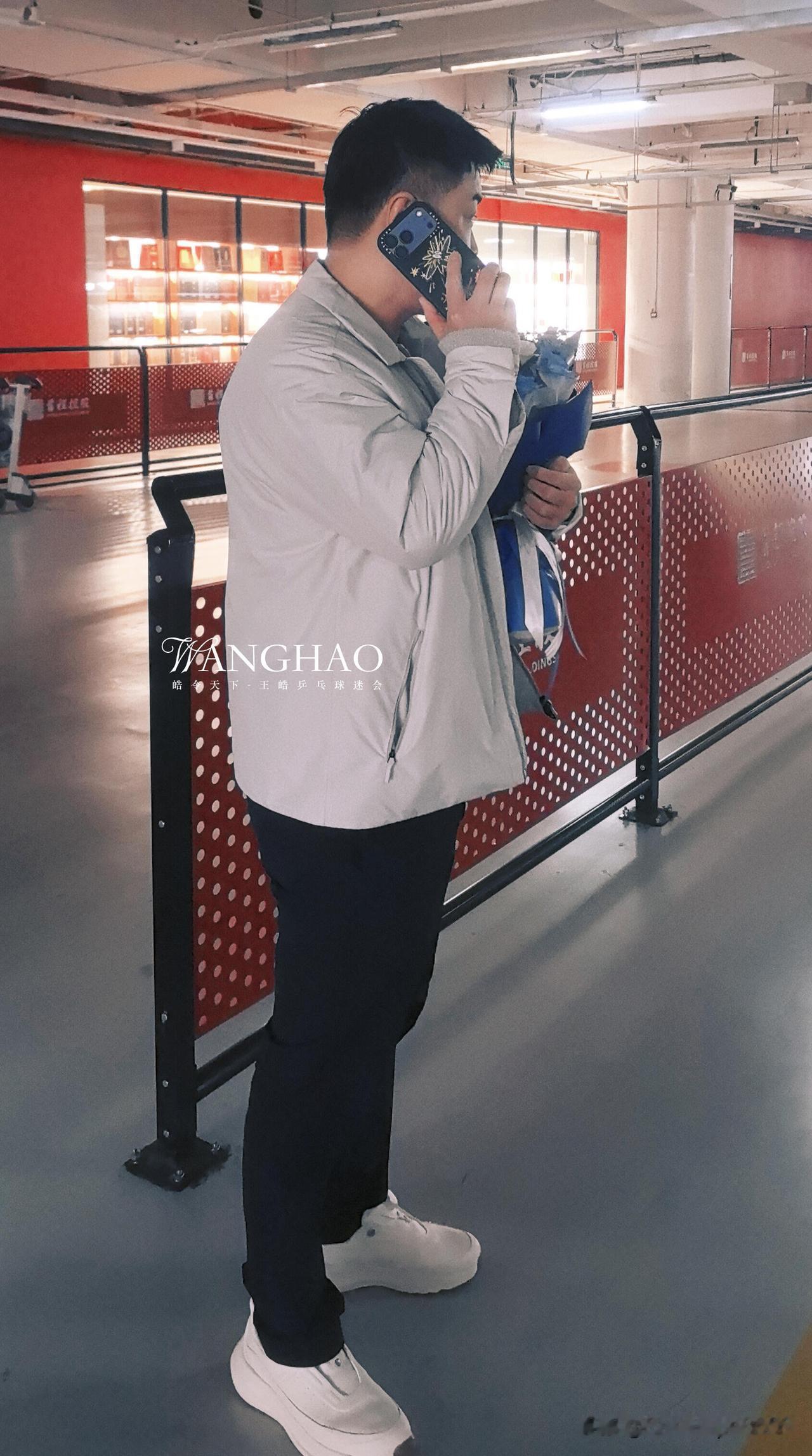 2.9日，王皓回到北京，粉丝接机，给皓哥准备了他喜欢的蓝色花束。海口亚洲杯的