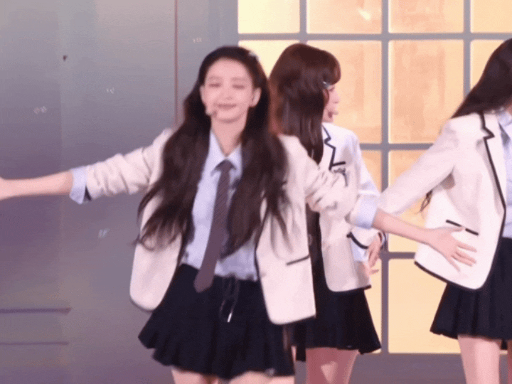 孙怡跑过来这段看得人嘴角上扬！自带柔光滤镜，每一步都踩在审美上，明媚又灵动，太