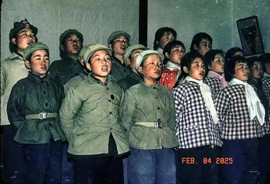 1973年照片中正在唱歌的人们，让现在的人们看着很不舒服。他们年纪都不是很大，