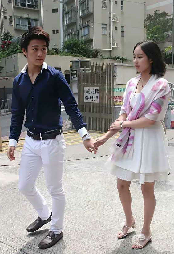 同样两个人，相隔八年。