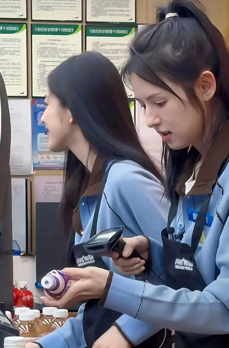 长这么漂亮，当收银员真是可惜了！咋就不去当明星呢？
