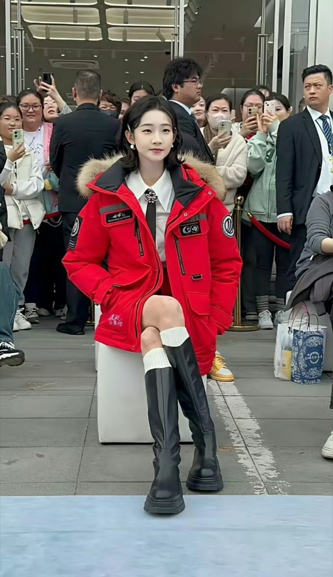 看了张艺凡才发现有人翘二郎腿一只脚居然可以踩到地上