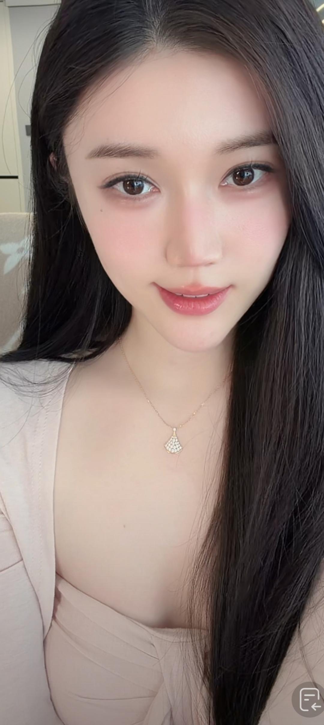 这姑娘长得真漂亮，笑容甜美。