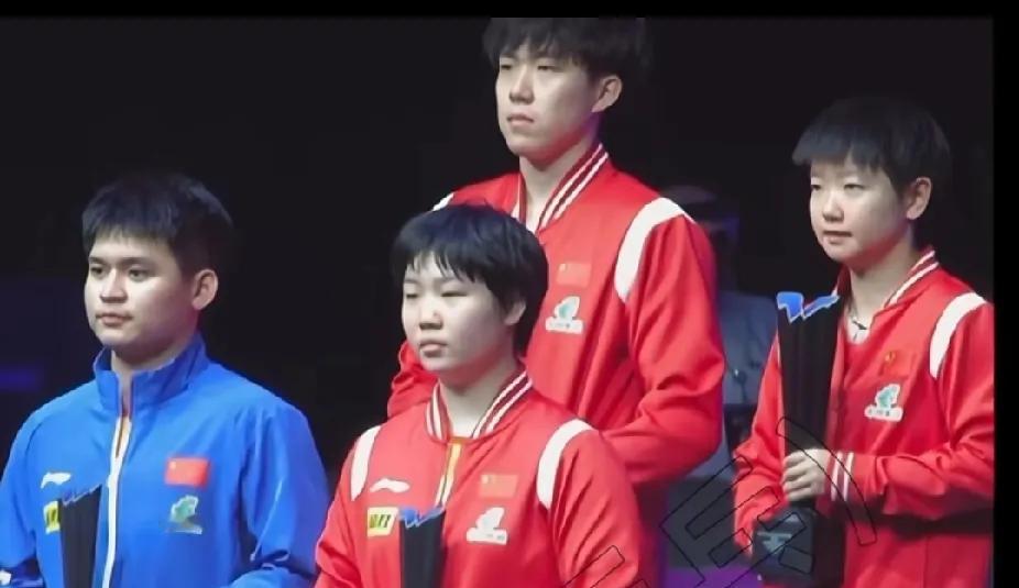 国乒领奖台的小欢乐国乒领奖台上闹趣事啦！一回孙颖莎、王楚钦、林诗栋、蒯曼领