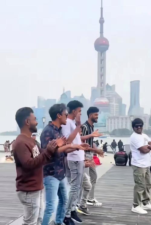 绝了！印度人深圳移民套路火了，网友笑称要盯紧绿化带印度人在深圳的留学移民操