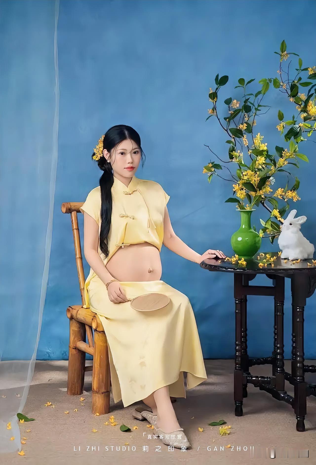 一位美丽的孕妇坐在椅子上，身旁有兔子与鲜花相伴！幸福孕妇照最可爱孕妇温柔系孕