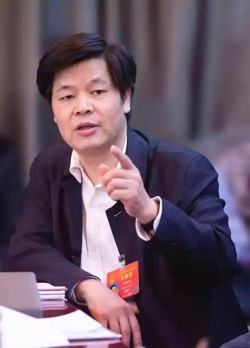 郑功成教授这句话感动了9亿农民，他说：养老金不是为高收入者锦上添花，而是为低收入