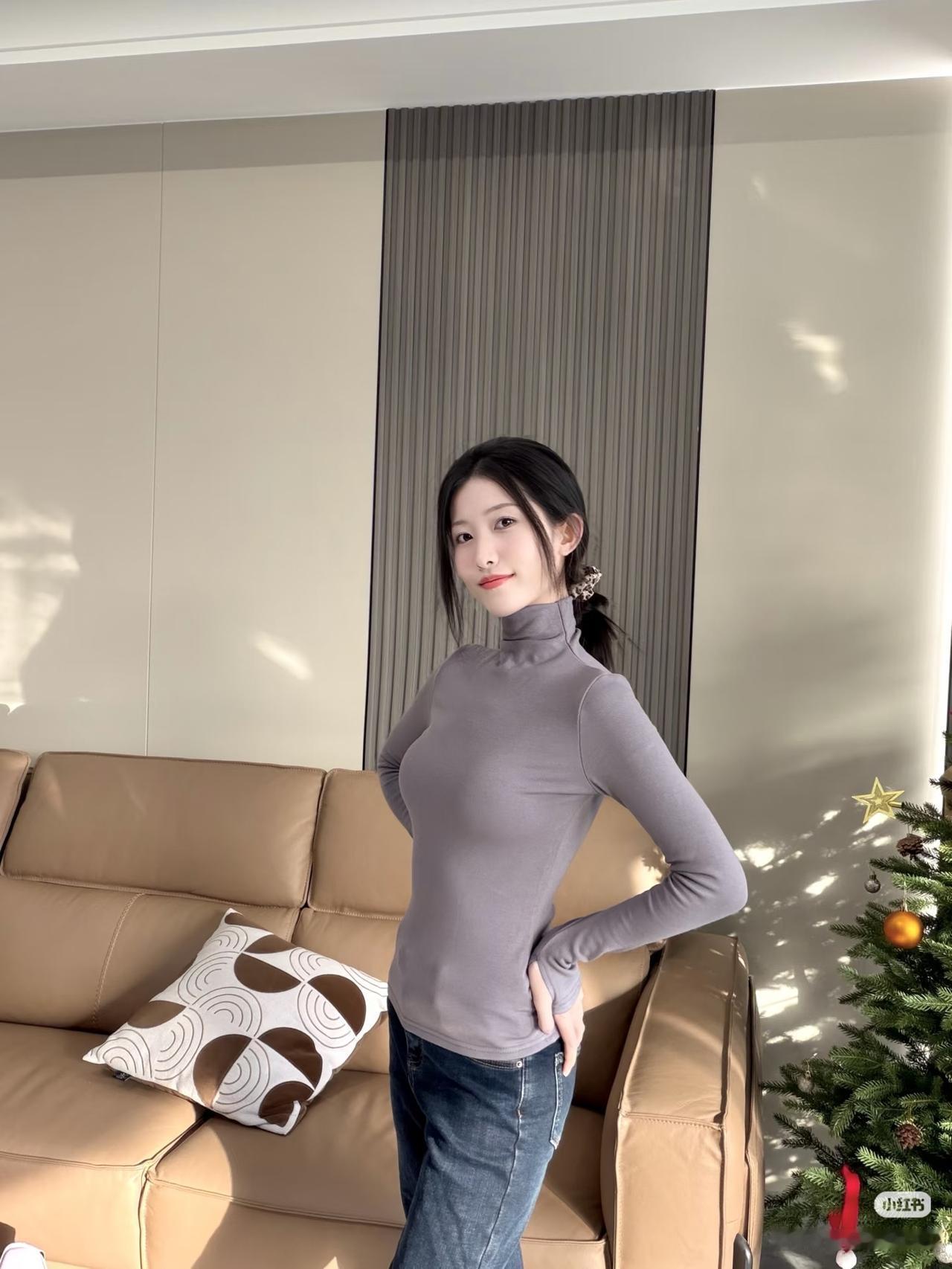 寒冬暖意生，美人倚窗立。