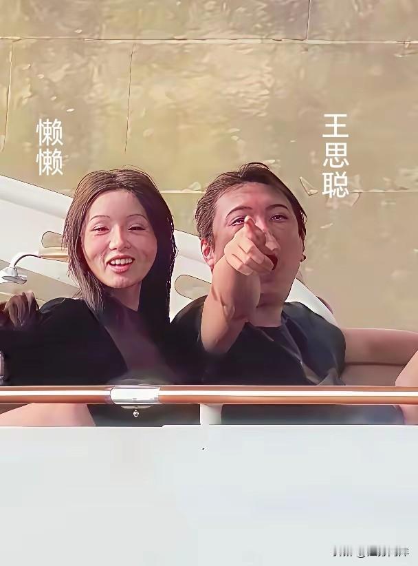 王思聪陪29岁女友懒懒逛奥塞博物馆，懒懒的原生图和精修图差距好大。女主身材很瘦，